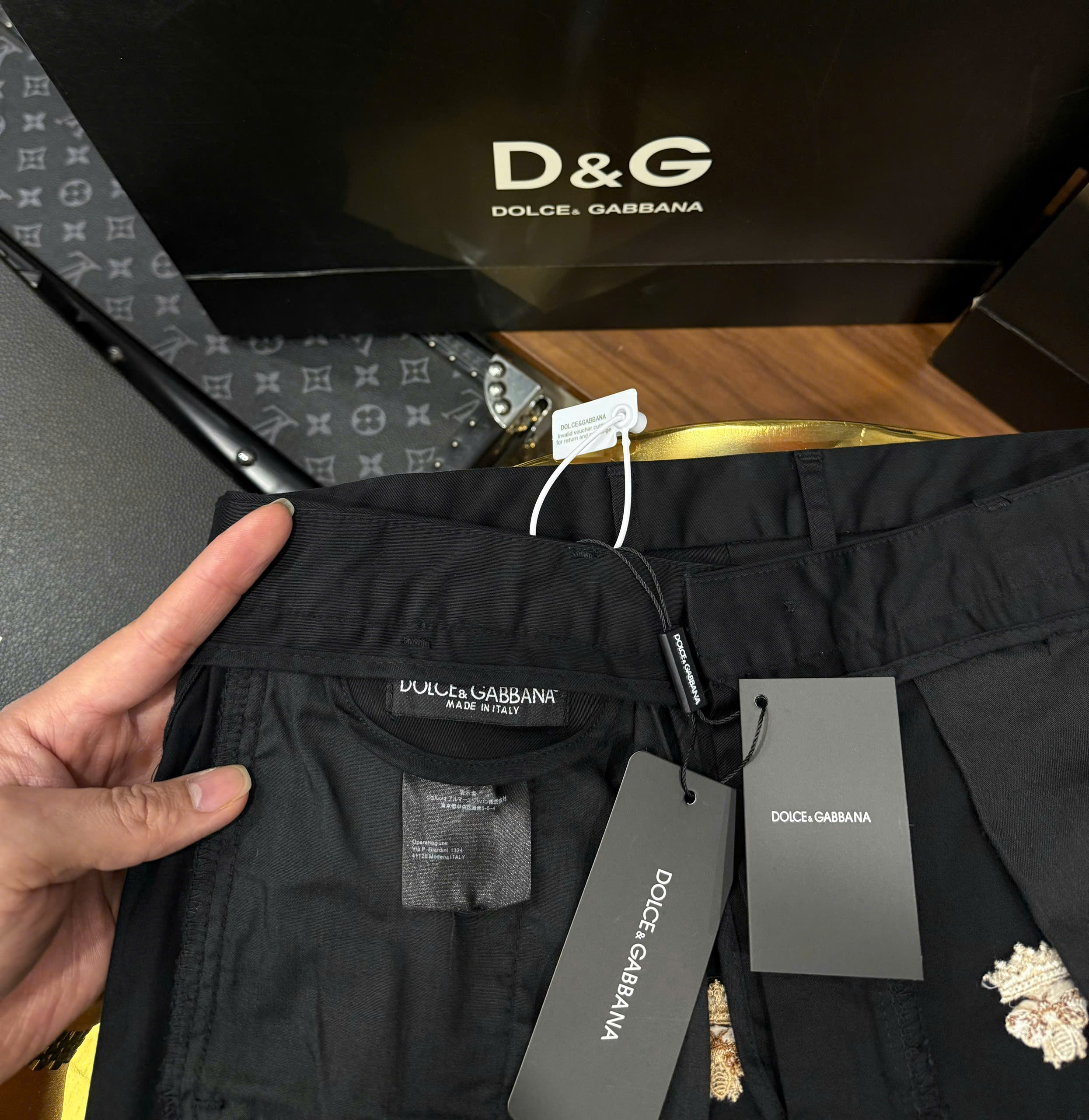 Quần short kaki Dolce Gabbana DG họa tiết logo DG Ong vàng thêu Like Auth 1-1 on web CD